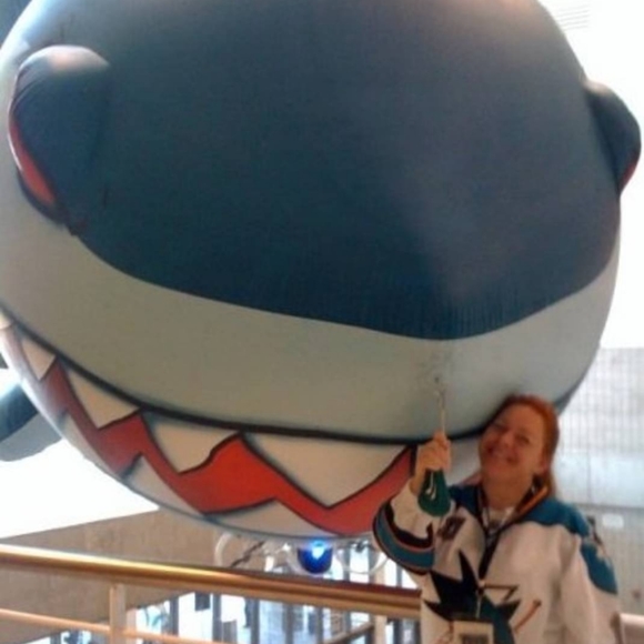 Kindness and nice clothes - Picture 3 of 4